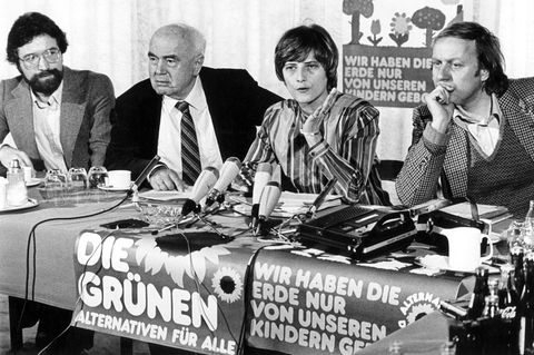 Am 13. Januar 1980 gründen die grünen, alternativen und bunten Gruppierungen in der Bundesrepublik nach heftigen Auseinandersetzungen eine Bundespartei mit dem Namen "Die Grünen". Der neue Parteivorstand der Grünen (von links nach rechts) Schriftführer Rolf Stolz und die drei gleichberechtigten Vorsitzenden August Haußleiter, Petra Kelly und Norbert Mann geben am 27. März 1980 in Bonn eine Pressekonferenz. 