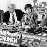 Am 13. Januar 1980 gründen die grünen, alternativen und bunten Gruppierungen in der Bundesrepublik nach heftigen Auseinandersetzungen eine Bundespartei mit dem Namen "Die Grünen". Der neue Parteivorstand der Grünen (von links nach rechts) Schriftführer Rolf Stolz und die drei gleichberechtigten Vorsitzenden August Haußleiter, Petra Kelly und Norbert Mann geben am 27. März 1980 in Bonn eine Pressekonferenz. 