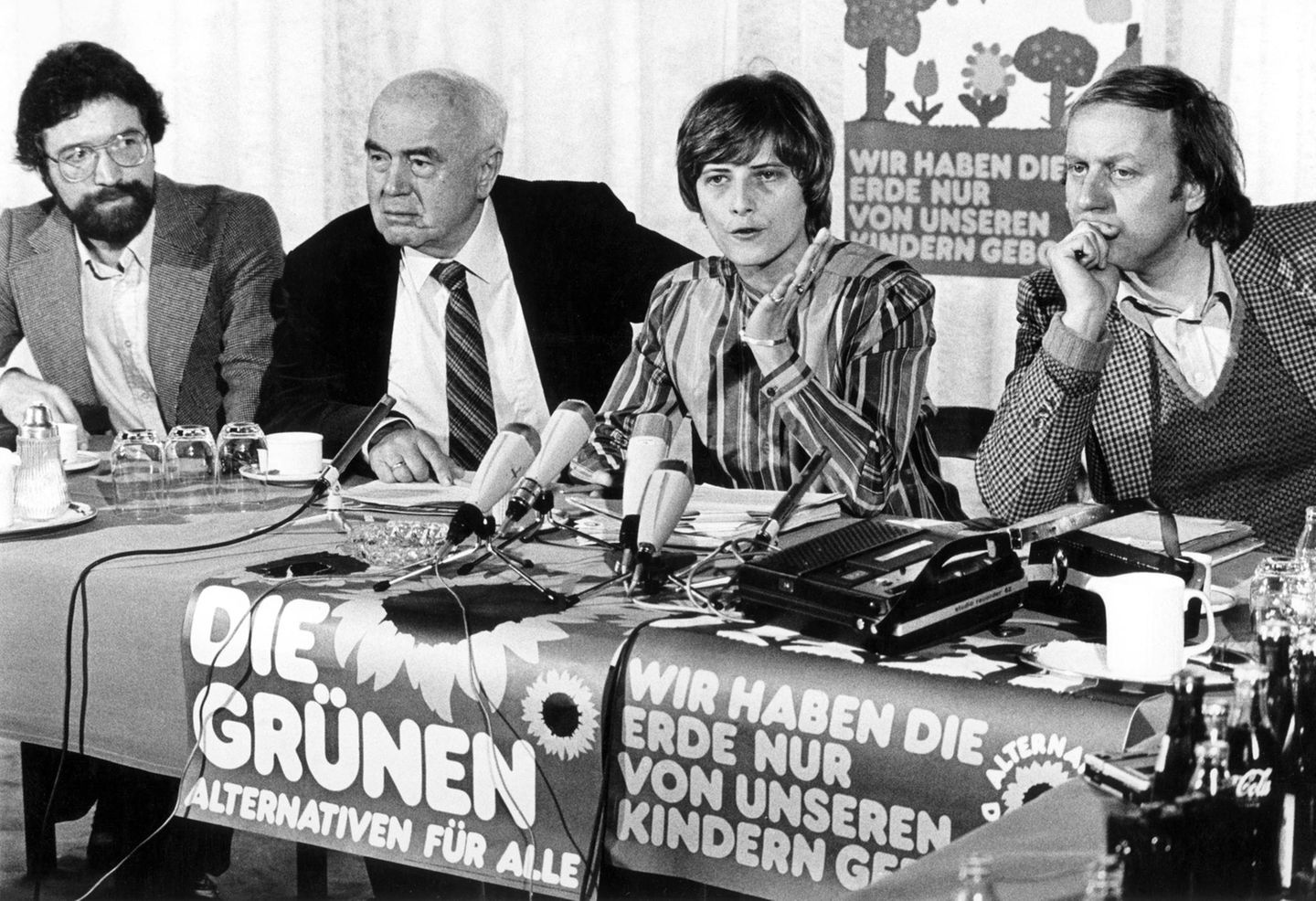 Zum 40. Geburtstag: Am 13. Januar 1980 gründen die grünen, alternativen und bunten Gruppierungen in der Bundesrepublik nach heftigen Auseinandersetzungen eine Bundespartei mit dem Namen "Die Grünen". Der neue Parteivorstand der Grünen (von links nach rechts) Schriftführer Rolf Stolz und die drei gleichberechtigten Vorsitzenden August Haußleiter, Petra Kelly und Norbert Mann geben am 27. März 1980 in Bonn eine Pressekonferenz. Am 13. Januar 1980 gründen die grünen, alternativen und bunten Gruppierungen in der Bundesrepublik nach heftigen Auseinandersetzungen eine Bundespartei mit dem Namen "Die Grünen". Der neue Parteivorstand der Grünen (von links nach rechts) Schriftführer Rolf Stolz und die drei gleichberechtigten Vorsitzenden August Haußleiter, Petra Kelly und Norbert Mann geben am 27. März 1980 in Bonn eine Pressekonferenz.