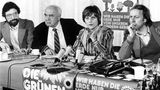 Am 13. Januar 1980 gründen die grünen, alternativen und bunten Gruppierungen in der Bundesrepublik nach heftigen Auseinandersetzungen eine Bundespartei mit dem Namen "Die Grünen". Der neue Parteivorstand der Grünen (von links nach rechts) Schriftführer Rolf Stolz und die drei gleichberechtigten Vorsitzenden August Haußleiter, Petra Kelly und Norbert Mann geben am 27. März 1980 in Bonn eine Pressekonferenz. 