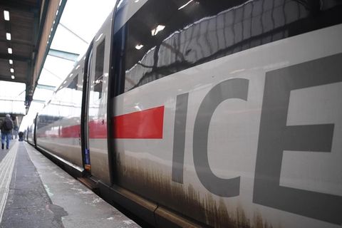 ICE am Bahnhof