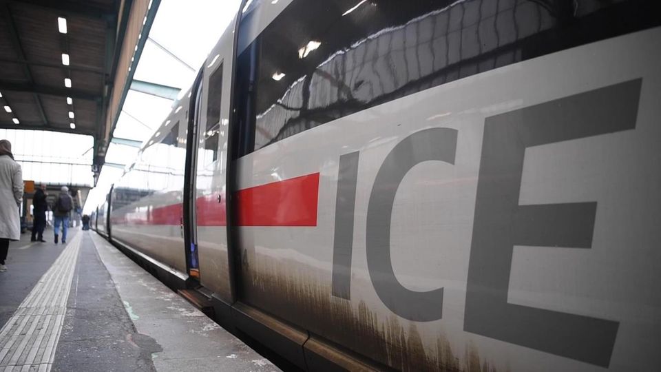 ICE am Bahnhof