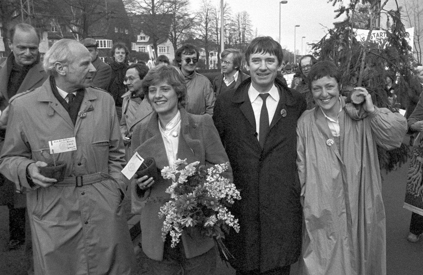 Bonn: Die Abgeordneten der Grünen (von links nach rechts) Gert Bastian, Petra Kelly, Otto Schily und Marieluise Beck-Oberdorf, begleitet von rund 200 Sympathisanten, am 29. März 1983 auf dem Weg zum Bundesparlament