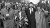 Bonn: Die Abgeordneten der Grünen (von links nach rechts) Gert Bastian, Petra Kelly, Otto Schily und Marieluise Beck-Oberdorf, begleitet von rund 200 Sympathisanten, am 29. März 1983 auf dem Weg zum Bundesparlament