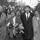 Bonn: Die Abgeordneten der Grünen (von links nach rechts) Gert Bastian, Petra Kelly, Otto Schily und Marieluise Beck-Oberdorf, begleitet von rund 200 Sympathisanten, am 29. März 1983 auf dem Weg zum Bundesparlament