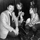 Am 6. März 1983 gelang den Grünen mit 5,6 Prozent der Stimmen erstmals der Sprung in den Bundestag. Hier zeihen sich die Grünen-Politiker (von links und rechts) Otto Schily, Lukas Beckmann und Petra Kelly am Wahlabend in der Godesberger Stadthalle zu einer Beratung zurück. 