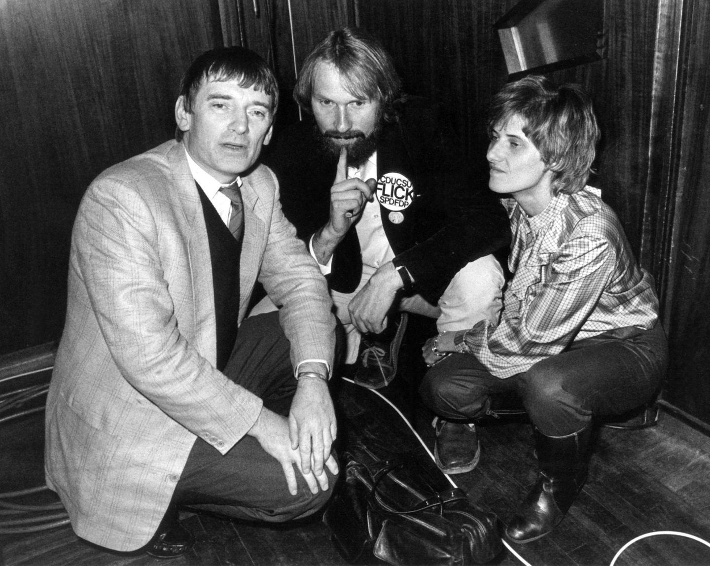 Zum 40. Geburtstag: Am 6. März 1983 gelang den Grünen mit 5,6 Prozent der Stimmen erstmals der Sprung in den Bundestag. Hier zeihen sich die Grünen-Politiker (von links und rechts) Otto Schily, Lukas Beckmann und Petra Kelly am Wahlabend in der Godesberger Stadthalle zu einer Beratung zurück. Am 6. März 1983 gelang den Grünen mit 5,6 Prozent der Stimmen erstmals der Sprung in den Bundestag. Hier zeihen sich die Grünen-Politiker (von links und rechts) Otto Schily, Lukas Beckmann und Petra Kelly am Wahlabend in der Godesberger Stadthalle zu einer Beratung zurück.