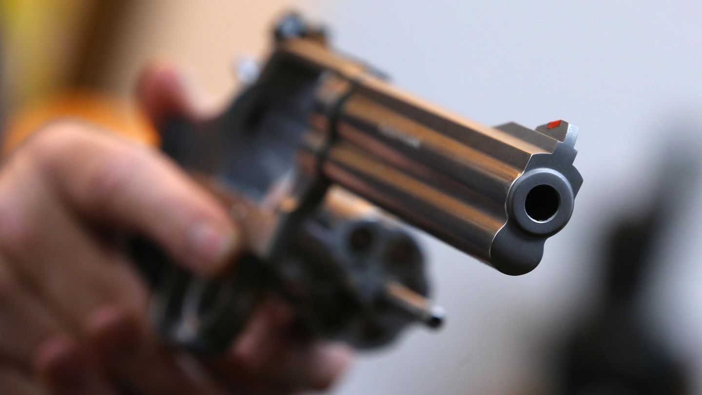 Der Politiker hatte die vier jungen Männer vor dem Schuss mit seinem Revolver bedroht