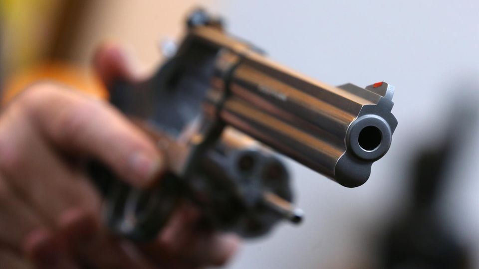 Der Politiker hatte die vier jungen Männer vor dem Schuss mit seinem Revolver bedroht