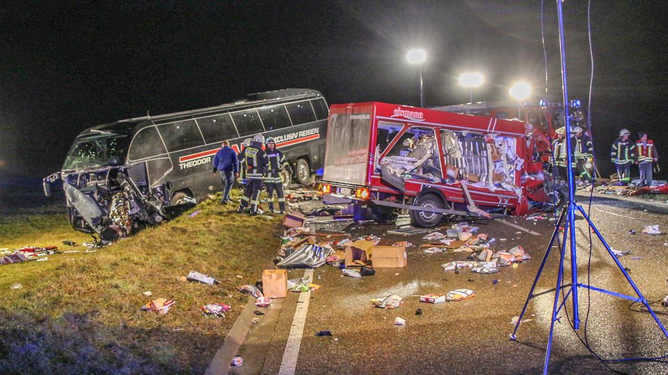 Nachrichten Deutschland Heidenheim Feuerwehrleute stehen neben einem zerstörten Kleinlaster und einem Reisebus