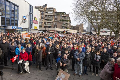 Mehrere Hundert Menschen demonstrieren für Bürgermeister Landscheidt