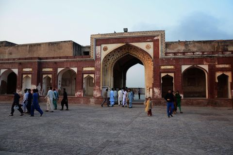 Touristen besuchen das Lahore Fort
