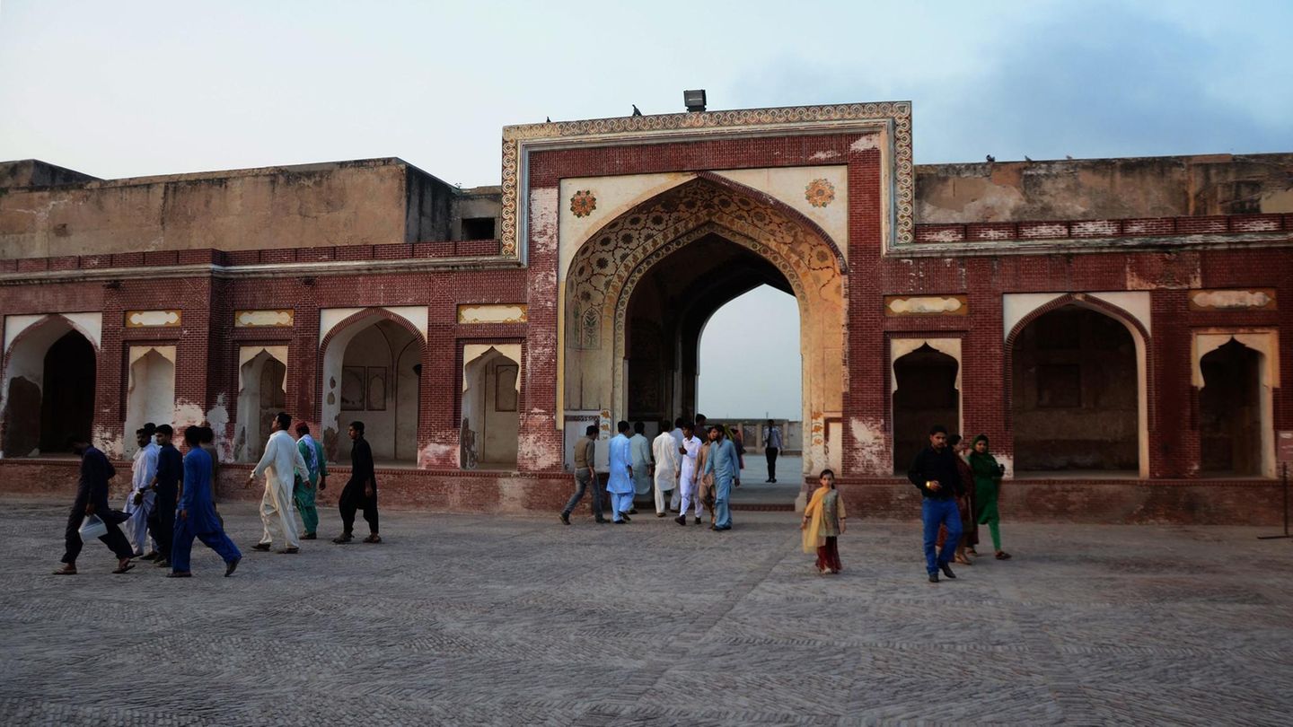 Touristen besuchen das Lahore Fort