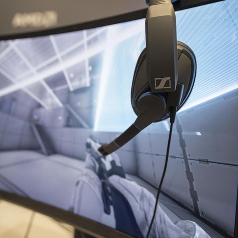 Ein Gaming-Headset hängt an einem Monitor: Die beiden Zocker leben rund 8000 Kilometer voneinander entfernt