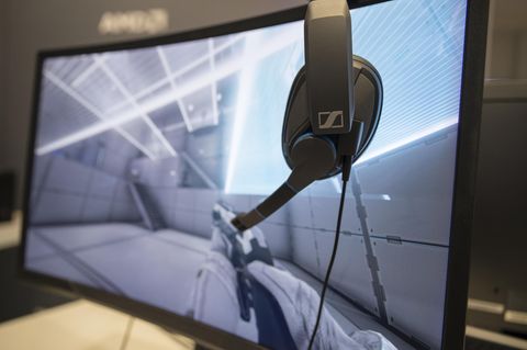 Ein Gaming-Headset hängt an einem Monitor: Die beiden Zocker leben rund 8000 Kilometer voneinander entfernt