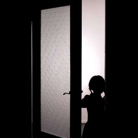 Ein Mädchen öffnet eine Tür