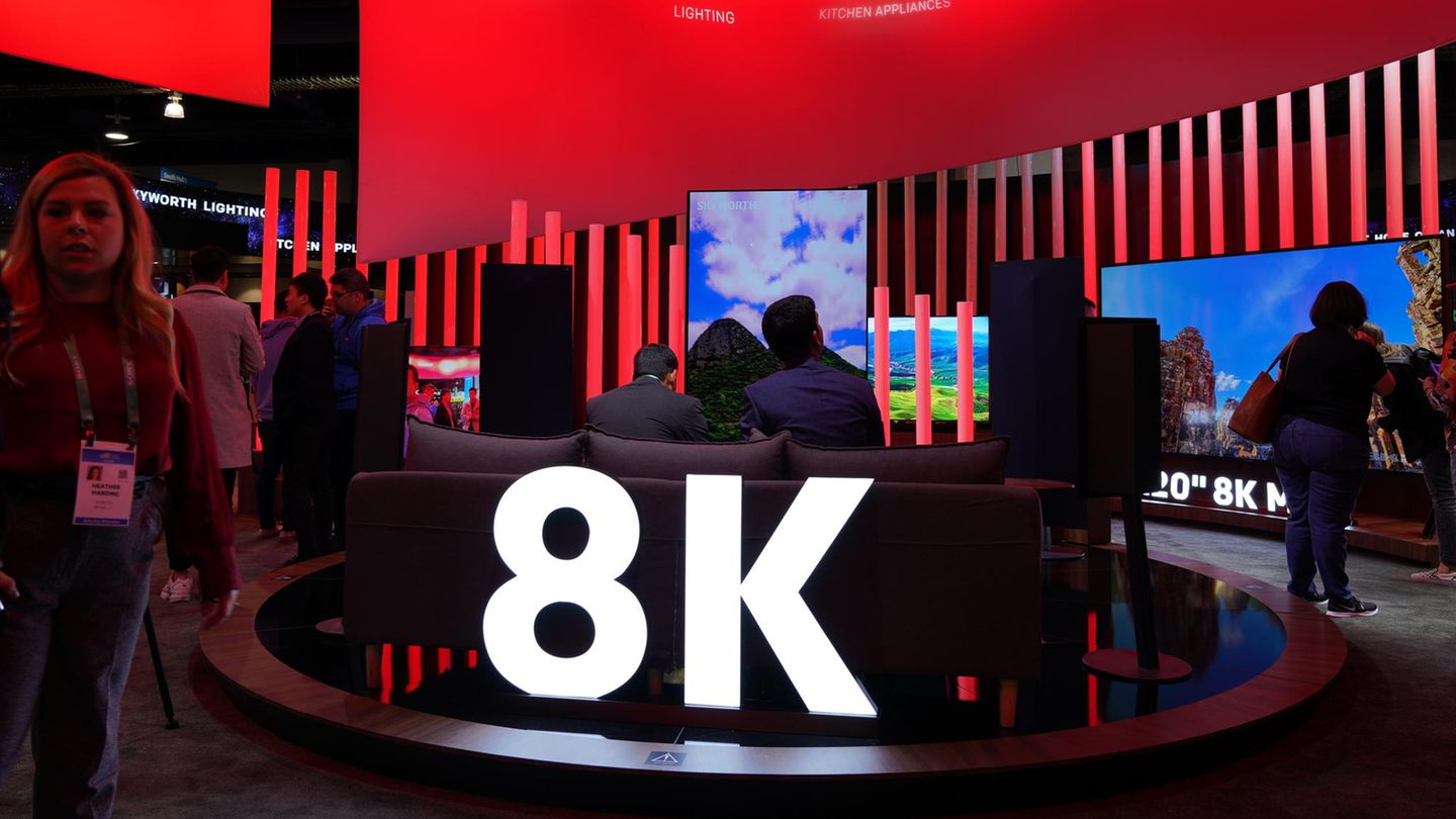 Scharf, schärfer, 8K  In den Wohnzimmern haben sich 4K-Fernseher erst so richtig durchgesetzt, da setzt die Branche nun auf Nachfolgemodelle mit 8K-Auflösung. Die ultrascharfen Displays quetschen auf dieselbe Fläche viermal so viele Bildpunkte wie ein 4K-Fernseher - oder 16-mal mehr als Full-HD. Technisch ist das fraglos beeindruckend, bislang fehlt es allerdings immer noch an Inhalten. Im klassischen Fernsehen wird nicht einmal in 4K ausgestrahlt, die meisten Streamingdienste unterstützen ebenfalls kein 8K. Der erste große Testlauf wird vermutlich die Ausstrahlung der diesjährigen Olympischen Sommerspiele in Japan.
