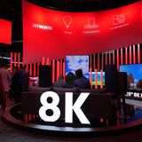 Scharf, schärfer, 8K  In den Wohnzimmern haben sich 4K-Fernseher erst so richtig durchgesetzt, da setzt die Branche nun auf Nachfolgemodelle mit 8K-Auflösung. Die ultrascharfen Displays quetschen auf dieselbe Fläche viermal so viele Bildpunkte wie ein 4K-Fernseher - oder 16-mal mehr als Full-HD. Technisch ist das fraglos beeindruckend, bislang fehlt es allerdings immer noch an Inhalten. Im klassischen Fernsehen wird nicht einmal in 4K ausgestrahlt, die meisten Streamingdienste unterstützen ebenfalls kein 8K. Der erste große Testlauf wird vermutlich die Ausstrahlung der diesjährigen Olympischen Sommerspiele in Japan.