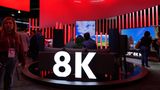 Scharf, schärfer, 8K  In den Wohnzimmern haben sich 4K-Fernseher erst so richtig durchgesetzt, da setzt die Branche nun auf Nachfolgemodelle mit 8K-Auflösung. Die ultrascharfen Displays quetschen auf dieselbe Fläche viermal so viele Bildpunkte wie ein 4K-Fernseher - oder 16-mal mehr als Full-HD. Technisch ist das fraglos beeindruckend, bislang fehlt es allerdings immer noch an Inhalten. Im klassischen Fernsehen wird nicht einmal in 4K ausgestrahlt, die meisten Streamingdienste unterstützen ebenfalls kein 8K. Der erste große Testlauf wird vermutlich die Ausstrahlung der diesjährigen Olympischen Sommerspiele in Japan.