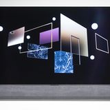 Sie gehorchen aufs Wort  Sprachassistenten wie Amazons Alexa oder den Google Assistant gibt es schon länger in Fernsehern, 2020 wird man sie aber sogar bei günstigen Einsteigermodellen häufiger entdecken. Diese Technologien ermöglichen eine neue Bedienung nur mit der Stimme und eine bessere Interaktion mit anderen smarten Geräten - etwa Lampen, deren Lichtstimmung sich an den Bildschirminhalt anpasst. Sehr praktisch, allerdings bedeutet der Vorstoß in weitere Geräte auch, dass die Tech-Konzerne und die mit ihnen kooperierenden Unternehmen noch mehr Daten über ihre Besitzer sammeln.