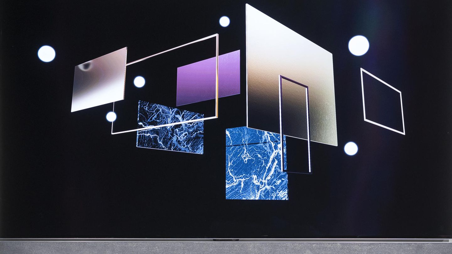 Sie gehorchen aufs Wort  Sprachassistenten wie Amazons Alexa oder den Google Assistant gibt es schon länger in Fernsehern, 2020 wird man sie aber sogar bei günstigen Einsteigermodellen häufiger entdecken. Diese Technologien ermöglichen eine neue Bedienung nur mit der Stimme und eine bessere Interaktion mit anderen smarten Geräten - etwa Lampen, deren Lichtstimmung sich an den Bildschirminhalt anpasst. Sehr praktisch, allerdings bedeutet der Vorstoß in weitere Geräte auch, dass die Tech-Konzerne und die mit ihnen kooperierenden Unternehmen noch mehr Daten über ihre Besitzer sammeln.