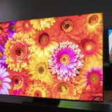 Der Fernseher verschwindet  Der Trend zu rahmenlosen Bildschirmen zeichnet sich bereits seit Jahren ab. Nun dürfte Samsung nah an die Grenze des Machbaren gekommen sein: Das diesjährige Topmodell der 8K-Fernseher - der Q950TS - besitzt ein nahezu rahmenloses Design. Dem Hersteller zufolge bedeckt der Bildschirm rund 99 Prozent der Vorderseite des Fernsehers. Links, rechts und oben lässt sich das Gehäuse bei schummrigem Licht nur bei genauem Hinschauen ausmachen, lediglich am unteren Rand erkennt man einen dünnen schwarzen Balken. Samsung nennt den neuen Bildschirm "Infinity Screen". Unklar ist jedoch, ob und wie sich der schlanke Rahmen auf die Bildschirmqualität in den Randbereichen und die Stabilität auswirkt.