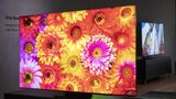 Der Fernseher verschwindet  Der Trend zu rahmenlosen Bildschirmen zeichnet sich bereits seit Jahren ab. Nun dürfte Samsung nah an die Grenze des Machbaren gekommen sein: Das diesjährige Topmodell der 8K-Fernseher - der Q950TS - besitzt ein nahezu rahmenloses Design. Dem Hersteller zufolge bedeckt der Bildschirm rund 99 Prozent der Vorderseite des Fernsehers. Links, rechts und oben lässt sich das Gehäuse bei schummrigem Licht nur bei genauem Hinschauen ausmachen, lediglich am unteren Rand erkennt man einen dünnen schwarzen Balken. Samsung nennt den neuen Bildschirm "Infinity Screen". Unklar ist jedoch, ob und wie sich der schlanke Rahmen auf die Bildschirmqualität in den Randbereichen und die Stabilität auswirkt.
