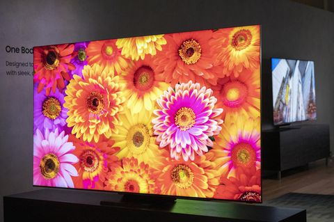 Der Fernseher verschwindet  Der Trend zu rahmenlosen Bildschirmen zeichnet sich bereits seit Jahren ab. Nun dürfte Samsung nah an die Grenze des Machbaren gekommen sein: Das diesjährige Topmodell der 8K-Fernseher - der Q950TS - besitzt ein nahezu rahmenloses Design. Dem Hersteller zufolge bedeckt der Bildschirm rund 99 Prozent der Vorderseite des Fernsehers. Links, rechts und oben lässt sich das Gehäuse bei schummrigem Licht nur bei genauem Hinschauen ausmachen, lediglich am unteren Rand erkennt man einen dünnen schwarzen Balken. Samsung nennt den neuen Bildschirm "Infinity Screen". Unklar ist jedoch, ob und wie sich der schlanke Rahmen auf die Bildschirmqualität in den Randbereichen und die Stabilität auswirkt.