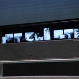 Fernseher zum Ausrollen  Seit Jahren werden Prototypen von ausrollbaren Fernsehern auf Messen ausgestellt. So auch auf der diesjährigen CES: LG zeigt einen 65-Zöller, der sich bei Bedarf an die Decke hängen und dort ausfahren lässt. Das Konzept erinnert an einen Beamer mit Leinwand, nur dass in diesem Fall kein Beamer nötig ist. Der Bildschirm befindet sich allerdings noch in der Entwicklung, vermutlich wird man ihn erst in ein bis zwei Jahren in freier Wildbahn sehen. Der Hersteller zeigte allerdings auch neue biegsame OLED-Bildschirme und der im vergangenen Jahr vorgestellte und ebenfalls ausrollbare OLED Series TV R soll in diesem Jahr erhältlich sein. Das Bild oben zeigt den Fernseher eim Herausfahren aus dem Sideboard ...