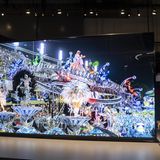 Es wird noch größer  55 Zoll war vor ein paar Jahren die am meisten verkaufte Bildschirmgröße bei neuen Fernsehern. Im vergangenen Jahr verlagerte sich der Trend zu den 65-Zöllern - und in diesem Jahr bekommen wir noch größere Displays im Einzelhandel zu sehen. Experten erwarten eine Vielzahl von Modellen zwischen 75 und 85 Zoll, die in bezahlbare Preisregionen rutschen. Fragt sich bloß: Wo soll man die XXL-TVs nur hinstellen? Den Größenrekord dürfte übrigens Samsung erreicht haben: Der Konzept-TV "The Wall" erstreckt sich auf bis zu 292 Zoll, die Bildschirmdiagonale misst also 7,41 Meter.