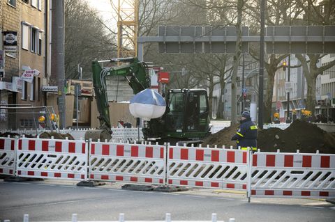 Ein Bagger steht an einem der Bomberverdachtspunkte in der Dortmunder Innenstadt