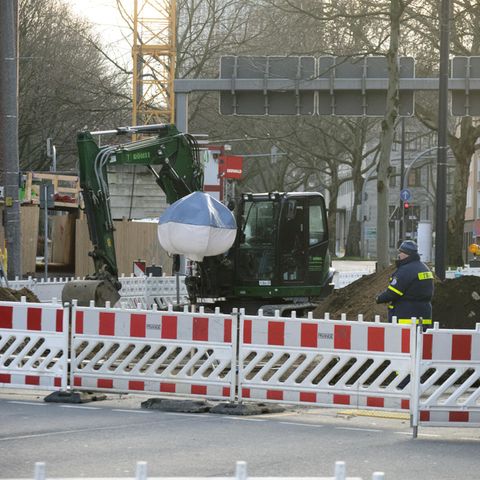 Ein Bagger steht an einem der Bomberverdachtspunkte in der Dortmunder Innenstadt