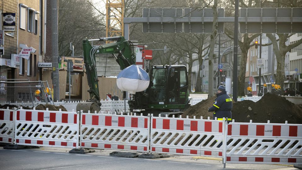 Ein Bagger steht an einem der Bomberverdachtspunkte in der Dortmunder Innenstadt