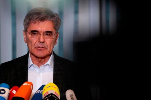 Siemens-Chef Joe Kaeser teilte via Twitter mit, dass sein Konzern an einem umstrittenen Geschäft in Australien festhalten will