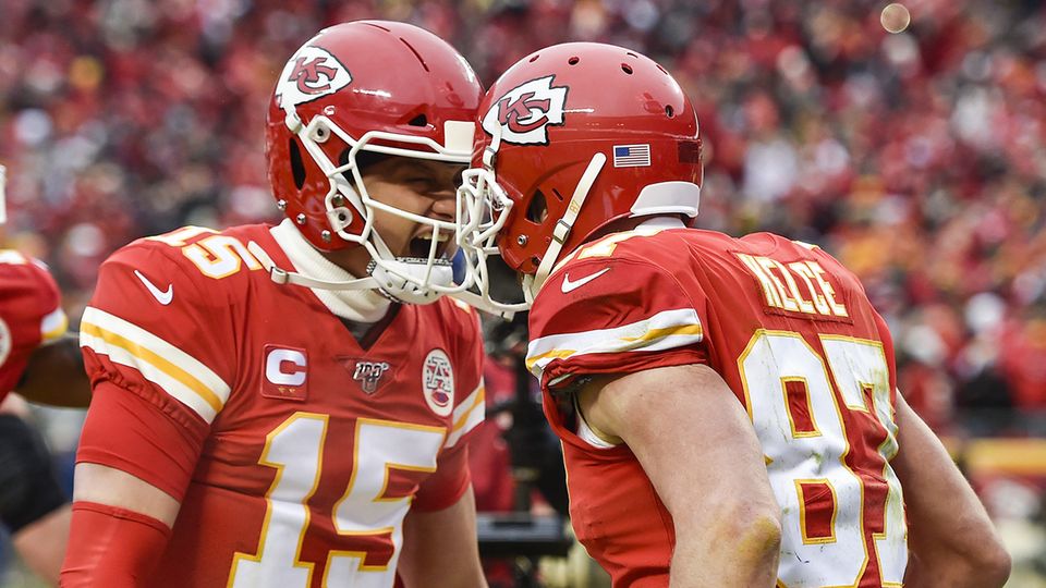 Sport kompakt: Kansas City Chiefs drehen irres NFL-Spiel binnen drei Miniuten Sport kompakt: Patrick Mahomes und Travis Kelce bejubeln einen Touchdown