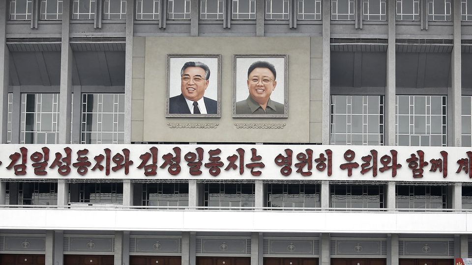 Bilder von Kim Il-Sung und Kim Jong-Il