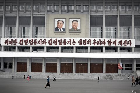 Bilder von Kim Il-Sung und Kim Jong-Il