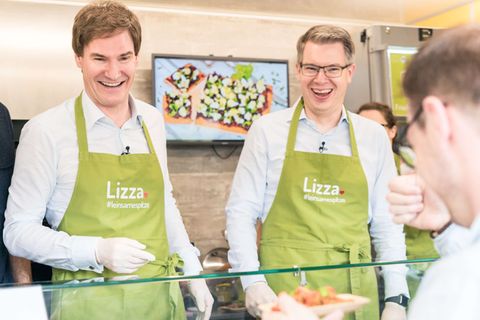 Die Lizza-Investoren Carsten Maschmeyer (links) und Frank Thelen als Pizzaverkäufer