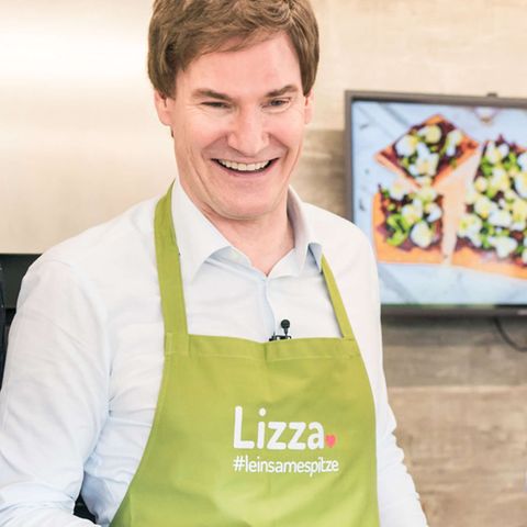 Die Lizza-Investoren Carsten Maschmeyer (links) und Frank Thelen als Pizzaverkäufer