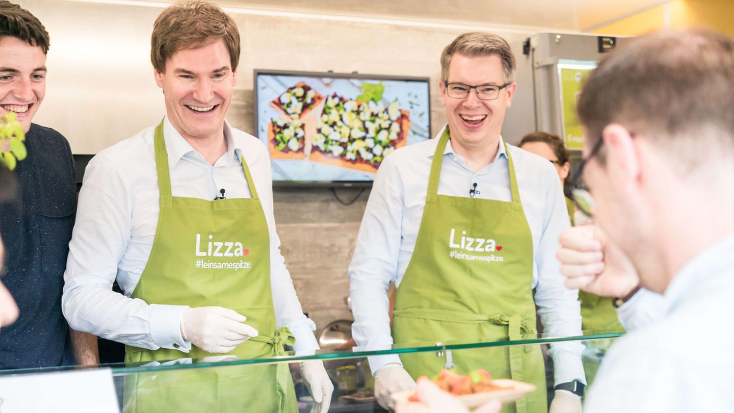 Die Lizza-Investoren Carsten Maschmeyer (links) und Frank Thelen als Pizzaverkäufer