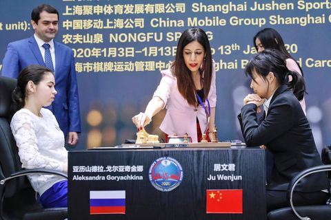 Schach-WM Schiedsrichterin Shohreh Bayat aus dem Iran greift in die Partie ein
