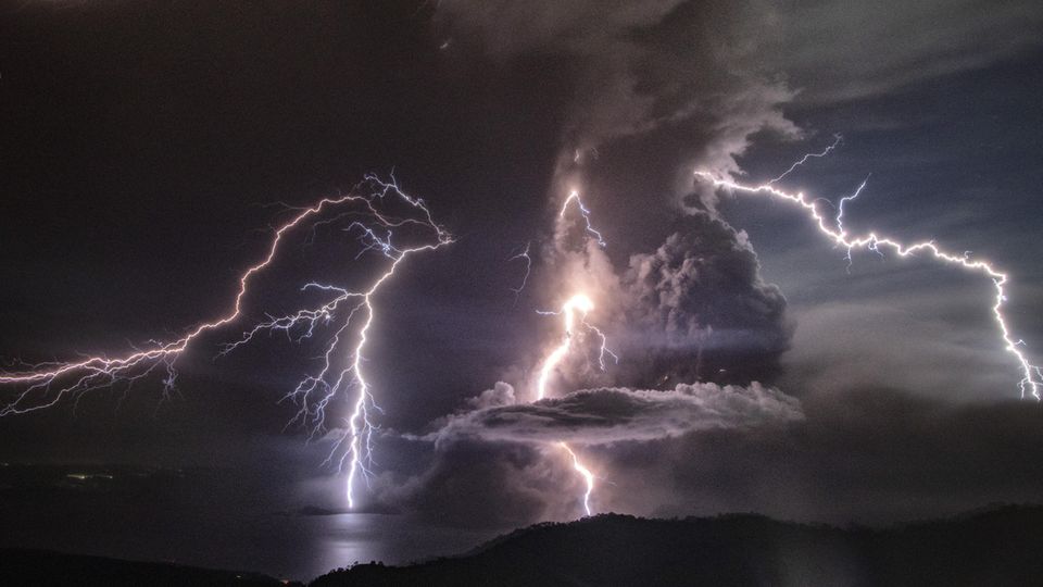 Blitze über dem Vulkan Taal