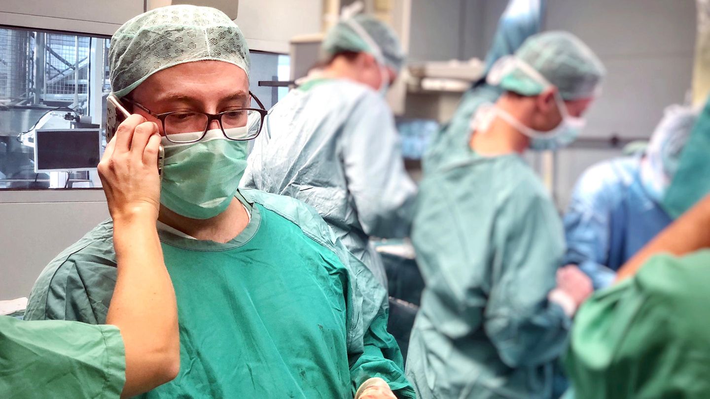 ARD-Doku "Organspende - Jetzt reden die Ärzte": Chirurg Fabio Ius ruft in der Medizinischen Hochschule Hannover an.