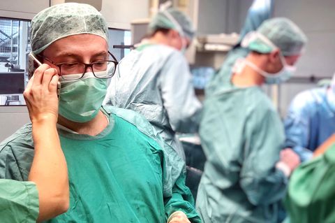 ARD-Doku "Organspende - Jetzt reden die Ärzte": Chirurg Fabio Ius ruft in der Medizinischen Hochschule Hannover an.