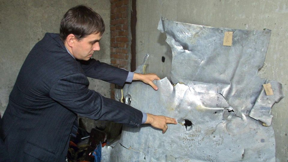 Follow Me: Ein aus dem Schwarzen Meer geborgenes Trümmerteil der Tupolew: Der Direktor der Fluglinie Sibir, Wjatscheslaw Filew, zeigt "durchschussartige Löcher" auf einem Aluminiumteil der abgestürzten Tupolew Tu-154. Ein aus dem Schwarzen Meer geborgenes Trümmerteil der Tupolew: Der Direktor der Fluglinie Sibir, Wjatscheslaw Filew, zeigt "durchschussartige Löcher" auf einem Aluminiumteil der abgestürzten Tupolew Tu-154.