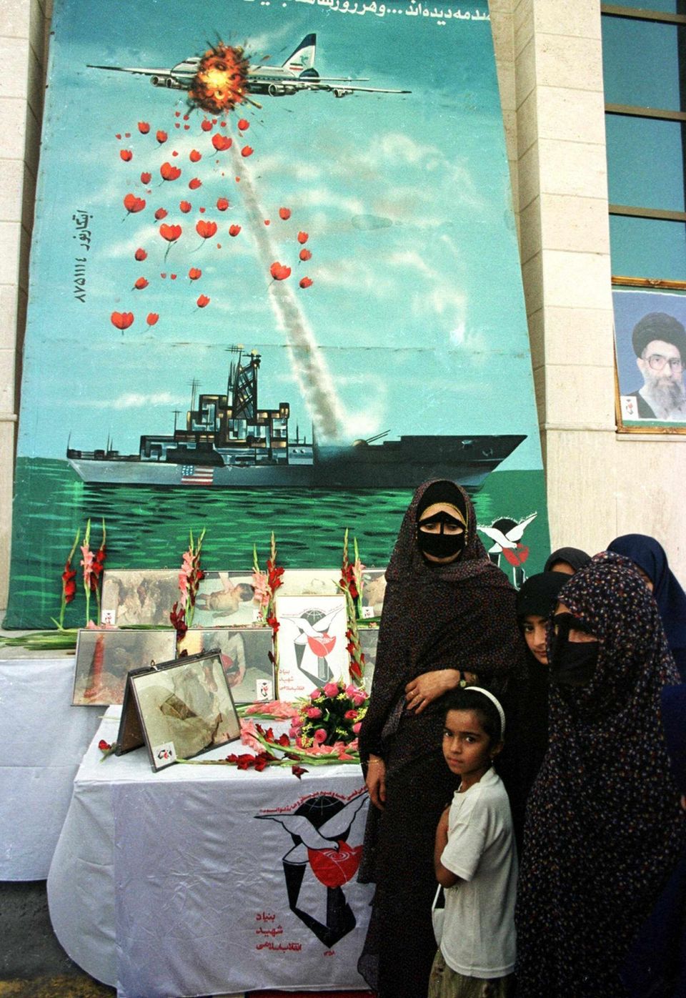 Follow Me: Angehörige von Opfern des Iran-Air-Fluges 655 stehen am zwölften Jahrestag des Abschusses vor einem Wandgemälde in Bandar Abbas Angehörige von Opfern des Iran-Air-Fluges 655 stehen am zwölften Jahrestag des Abschusses vor einem Wandgemälde in Bandar Abbas