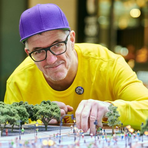 Loveparade-Gründer Dr. Motte lehnt über einem Miniatur-Model der Loveparade