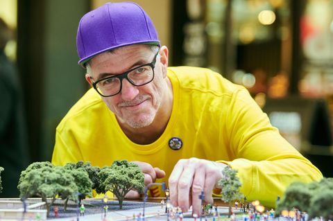 Loveparade-Gründer Dr. Motte lehnt über einem Miniatur-Model der Loveparade