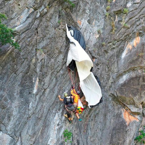 Nach stundenlanger Hängepartie: Ein an einer Felswand in Thailand festhängender Basejumper aus Österreich wird gerettet.