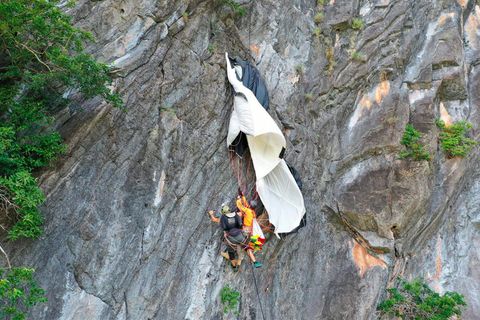 Nach stundenlanger Hängepartie: Ein an einer Felswand in Thailand festhängender Basejumper aus Österreich wird gerettet.
